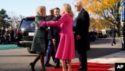 ប្រធានាធិបតី​សហរដ្ឋ​អាមេរិក​លោក Joe Biden និង​ភរិយា​​គឺ​លោកស្រី Jill Biden ស្វាគមន៍​ប្រធានាធិបតី​បារាំង​លោក Emmanuel Macron និង​ភរិយា​គឺ​លោកស្រី Brigitte Macron ក្នុង​ពិធី​ផ្លូវរដ្ឋ​​មក​កាន់​សេតវិមាន​ក្នុង​រដ្ឋធានី​វ៉ាស៊ីនតោន កាល​ពី​ថ្ងៃ​ទី​១​ ខែ​ធ្នូ ឆ្នាំ ២០២២។