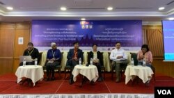 អ្នកជំនាញ​ផ្នែក​ប្រព័ន្ធផ្សព្វផ្សាយ​ពិភាក្សា​អំពី​បញ្ហា​ប្រឈម​របស់​ប្រផ្សព្វផ្សាយ​នៅក្នុង​តំបន់ នៅ​រាជធានី​ភ្នំពេញ ថ្ងៃទី១២ ខែធ្នូ ឆ្នាំ២០២២។ (ហាន ណូយ/វីអូអេ)