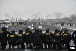 Los manifestantes toman el aeropuerto internacional Alfredo Rodríguez Ballón luego del anuncio de la nueva presidenta peruana Dina Boluarte de su intención de presentar un proyecto de ley al parlamento para adelantar las elecciones generales, el 12 de diciembre de 2022.