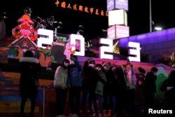 Wakati China ikikabiliwa na mlipuko wa COVID-19, wananchi walisherehekea Mwaka Mpya mjini Beijing, China Desemba 31, 2022. REUTERS/Florence Lo