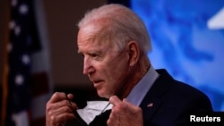El presidente de EEUU, Joe Biden, se quita la mascarilla para hablar sobre el estado de las vacunas contra el COVID-19, en la Casa Blanca, Washington, EEUU, el 21 de febrero de 2021.