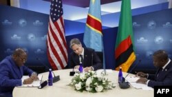 Waziri wa mambo ya nje wa Marekani Antony Blinken (katikati), waziri wa mambo ya nje wa DRC Christophe Lutundula (kushoto) ma waziri wa mambo ya nje wa Zambia Stanley Kakubo wakisaini makubaliano ya ushirikiano Dec 13,2022