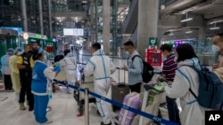 2020年10月20日，來自中國上海的觀光客手持特別旅遊簽證抵達泰國曼谷的素萬那普機場。