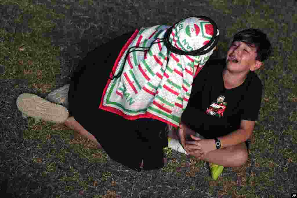 Una aficionada al equipo de fútbol iraní trata de consolar a un niño, después de que la selección de EEUU venciera a Irán, por 1-0, en la Copa Mundial de Qatar. Visto en en Dubái. Emiratos Árabes Unidos, el 30 de noviembre de 2022 (hora local).