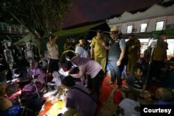 Ridwan Kamil di tengah pengungsi korban gempa Cianjur, Jawa Barat., 22 November 2022. (Courtesy : Humas Gubernur Jawa Barat).