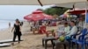 Turis menikmati suasana pantai di Bali, Sabtu, 12 November 2022. (AP/Firdia Lisnawati)