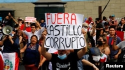 Manifestantes protestan contra el presidente de Perú, Pedro Castillo, después de que el Congreso aprobara su destitución, en Lima, Perú, el 7 de diciembre de 2022.
