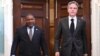 Presidente de Moçambique, Filipe Nyusi (esq) com o secretário de Estado americano, Antony Blinken, a caminho da Sala dos Tratados no Departamento de Estado, Washington 14 Dez 2022