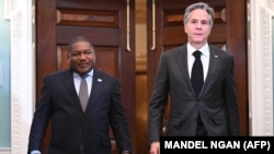 Presidente de Moçambique, Filipe Nyusi (esq) com o secretário de Estado americano, Antony Blinken, a caminho da Sala dos Tratados no Departamento de Estado, Washington 14 Dez 2022