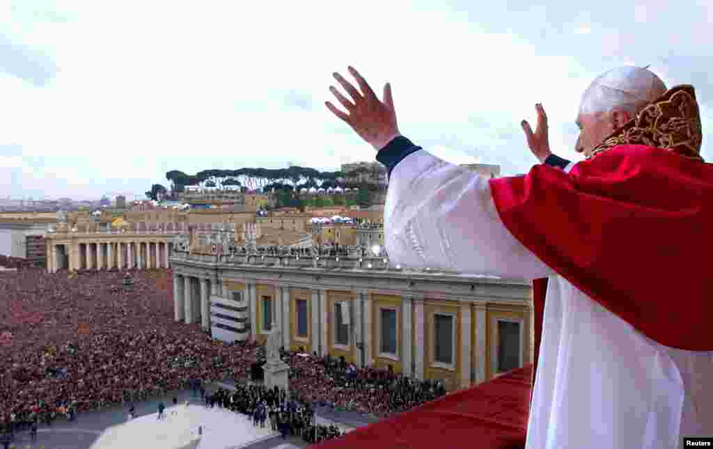 El papa Benedicto XVI, antes cardenal Joseph Ratzinger, en el balcón de la Basílica de San Pedro en el Vaticano después de ser elegido por el cónclave de cardenales, el 19 de abril de 2005.