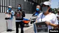 Reporteros sostienen periódicos con pancartas en apoyo de José Rubén Zamora, presidente de elPeriódico, detenido por acusaciones de supuesto lavado de dinero y chantaje por parte de las autoridades guatemaltecas, en la Ciudad de Guatemala, Guatemala, el 30 de julio de 2022.
