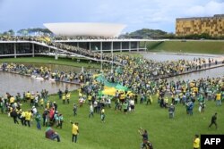 Los partidarios del expresidente brasileño Jair Bolsonaro realizan una manifestación en la Esplanada dos Ministerios en Brasilia el 8 de enero de 2023. [Foto: AFP]