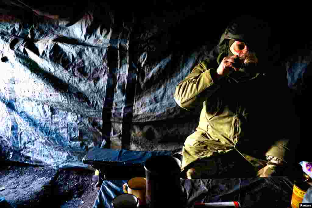 56 წლის ვიქტორი ფრონტის ხაზზე ჩაის სვამს. ფოტო 29 ნოემბერს სააგენტო "როიტერმა" დონბასში გადაიღო.&nbsp;