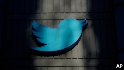 ស្លាកសញ្ញា Twitter នៅ​ទី​ស្នាក់ការ​ក្រុមហ៊ុន​បច្ចេកវិទ្យា​មួយ​នេះ​នៅ​ទី​ក្រុង San Francisco រដ្ឋ California កាល​ពី​ថ្ងៃ​ទី​១៨ ខែ​វិច្ឆិកា ឆ្នាំ​២០២២។