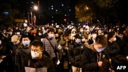 Manifestantes marchan por una calle de Beijing contra las restricciones impuestas por la política de cero COVID, el 28 de noviembre de 2022.