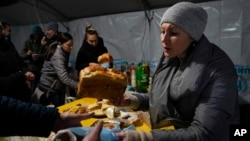 Volonteri dele hranu u Višorodu, severno od Kijeva (Foto: AP/Efrem Lukatsky)