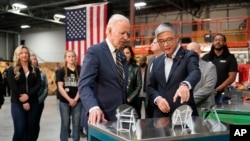 El presidente de EEUU, Joe Biden, recorre la planta de fabricación de semiconductores SK Siltron CSS, en Bay City, Michigan, el 29 de noviembre de 2022.