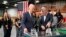 El presidente de EEUU, Joe Biden, recorre la planta de fabricación de semiconductores SK Siltron CSS, en Bay City, Michigan, el 29 de noviembre de 2022.