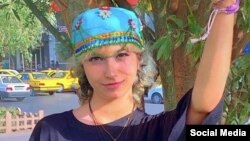 آرمیتا عباسی، معترض بازداشت‌شده که در زندان اعتصاب غذای خشک کرده است.