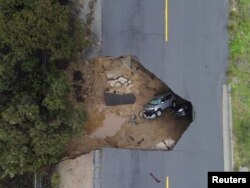 Varias personas tuvieron que ser rescatadas después de que dos vehículos cayeron en un socavón en Chatsworth, California,el 10 de enero de 2023.