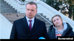 Advokat Čedomir Stojković daje izjavu novinarima pored Marije Vihivske, državljanke Ukrajine, kojoj se sudi u Beogradu nakon što je, po njenim tvrdnjama, bila izložena napadu u stanu u kom je živela, u Beogradu, 29. decembra 2022. (Foto: N1, skrišot)