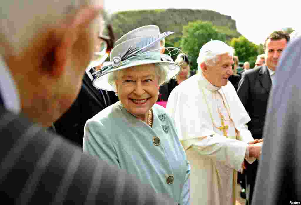 La reina Isabel II de Inglaterra y el papa Benedicto XVI caminan por los jardines del Palacio de Holyroodhouse, en Edimburgo, Escocia, el 16 de septiembre de 2010.&nbsp;