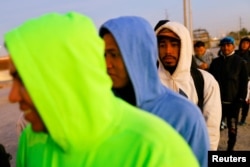 Migrantes venezolanos esperan en la frontera entre México y EE.UU.