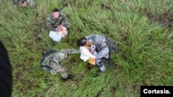 Personal de la Fuerza Aérea de Colombia trasladó en helicóptero a las familias que perdieron sus viviendas en la cima de la montaña, luego del deslizamiento de tierra. [Foto: Cortesía Ejército de Colombia].