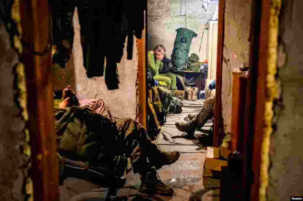 უკრაინელი სამხედროები სანგარში ცდილობენ დასვენებას. ფოტო ლიმანში სააგენტო "როიტერმა" გადაიღო.&nbsp;