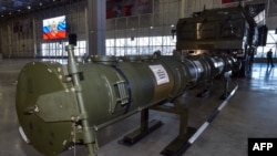 ARCHIVO - Funcionarios del Ministerio de Defensa ruso muestran el misil de crucero 9M729 de Rusia en el Patriot Park militar en las afueras de Moscú el 23 de enero de 2019.