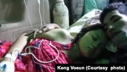 លោក កេង វឿន ថតរូបជាមួយភរិយា គឺ អ្នកស្រី សឿន ស្រីអូន ពេលធ្វើដំណើរក្នុងរថយន្តពេទ្យ ត្រឡប់ពីប្រទេសវៀតណាម​មក​ផ្ទះវិញ​ ក្រោយ​ទទួល​ការ​ព្យាបាល​នៅ​ទីនោះ កាលពីថ្ងៃ២៤ ខែវិច្ឆិកា ឆ្នាំ២០២២។ (រូបភាពផ្តល់ឱ្យ​ដោយ លោក កេង វឿន) 