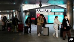 រូបឯកសារ៖ អ្នក​ដំណើរ​មក​ពី​ប្រទេស​ចិន​ដើរកាត់​មជ្ឈមណ្ឌល​ធ្វើ​តេស្ត​កូវីដ១៩ នៅ​អាកាសយានដ្ឋាន​អន្តរជាតិ Incheon ក្នុង​ទីក្រុង Incheon ប្រទេស​កូរ៉េខាងត្បូង ថ្ងៃទី ១០ ខែមករា ឆ្នាំ២០២៣។