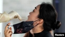 Una mujer se somete a una prueba de COVID-19 en Shanghái, China, el 7 de diciembre de 2022.