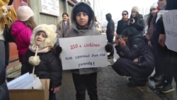 Հումանիտար աղետից ԼՂ-ում տուժում է շուրջ 30 հազար երեխա. Մայրերը բողոքի ցույց են արել Ստեփանակերտի Կարմիր խաչի դիմաց 