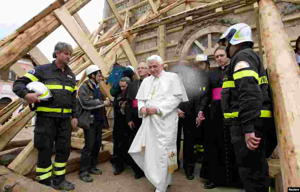 El pontífice visitando una pequeña iglesia en el pueblo destruido por el terremoto de Onna, cerca de Aquila, Italia, el 28 de abril de 2009.&nbsp;