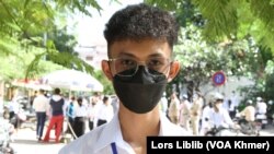 យុវជន​ម្នាក់​ឈ្មោះ គ្រីស្នា បញ្ញាពេជ្រ អាយុ១៩​ឆ្នាំ​ផ្តល់​បទសម្ភាសន៍​ដល់​វីអូអេ​នៅ​ពេល​ចេញ​ពី​ប្រឡង​សញ្ញាបត្រ​មធ្យម​សិក្សា​ទុតិយភូមិ​នៅ​វិទ្យាល័យ​ព្រះស៊ីសុវត្ថិ​នៅ​ថ្ងៃទី៥ ខែធ្នូ ឆ្នាំ២០២២។ (លាស់ លីបលីប/វីអូអេ)