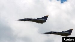 ARCHIVO - Dos aviones de combate Kfir vuelan durante el festival aéreo F-Air Colombia 2019 en Rionegro, Colombia, en de julio de 2019. 