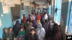 بیشتر این شهروندان افغانستان به دلیل نداشتن مدارک قانونی توسط پولیس آن کشور بازداشت و از ماه‌ها به این‌سو، در زندان‌های پاکستان به سر می‌بردند.