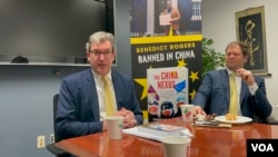 《中國節點-中共暴政內部及周邊三十年》作者及英國人權組織“香港監察”創辦人本尼迪克·羅傑斯(左）在智庫2049項目研究所的新書發表會中回答美國之音問題。（2022年11月30日，美國之音鍾辰芳拍攝）