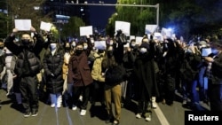 北京民眾走上街頭舉起白紙抗議當局嚴厲的防疫封控措施。（2022年11月27日）