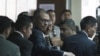 El vicepresidente ecuatoriano, Jorge Glas (centro), reacciona cuando llega a la corte para asistir a su juicio por soborno a la constructora brasileña Odebrecht, en Quito, Ecuador, el 13 de diciembre de 2017. 