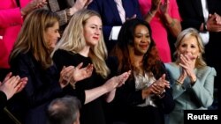 Kejt Koks (druga levo) tokom Bajdenovog govora (REUTERS/Kevin Lamarque)