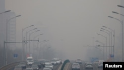 La contaminación afecta la visibilidad en una autopista de Beijing, China, el 13 de febrero de 2021.