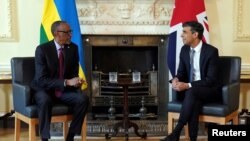 Waziri Mkuu wa Uingereza Rishi Sunak (R) akiwa na Rais wa Rwanda Paul Kagame huko Downing Street, London