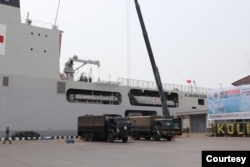 KRI dr. Wahidin Sudirohusodo-991 mengangkut sebagian alutsista TNI yang akan digunakan dalam pengamanan G20. (Foto: Puspen TNI)