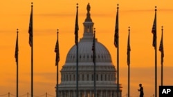 អ្នក​ថ្មើរជើង​ដើរ​កាត់​ទង់ជាតិ​សហរដ្ឋអាមេរិក​ក្បែរ​វិមាន​សភា​ជាតិ Capitol របស់​អាមេរិក នៅ​រដ្ឋធានី​វ៉ាស៊ីនតោន កាល​ពី​ថ្ងៃ​ទី​៧ ខែ​វិច្ឆិកា ឆ្នាំ​២០២២ គឺ​មួយ​ថ្ងៃ​មុន​ការ​បោះឆ្នោត​ពាក់កណ្តាល​អាណត្តិ​ប្រធានាធិបតី​ដែល​នឹង​កំណត់​ថា​ គណបក្ស​ណា​នឹង​គ្រប់គ្រង​សភា​ទាំង​ពីរ​ថ្នាក់។