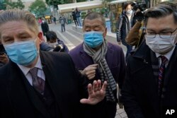 FILE - Aktivis pro-demokrasi Hong Kong dan taipan media Jimmy Lai, tengah, tiba di Pengadilan Banding Terakhir saat istirahat di Hong Kong pada 31 Desember 2020. (AP/Kin Cheung, File)