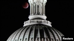 中期选举日凌晨国会大厦的月食景象。(2022年11月8日)