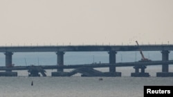 资料照片：视图显示刻赤海峡中因爆炸而受损的克里米亚大桥的一部分。（2022年10月17日）