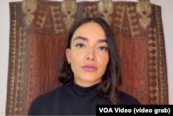 گل‌آذین، خواننده ایرانی که با نام هنری «گُلا» شناخته می‌شود